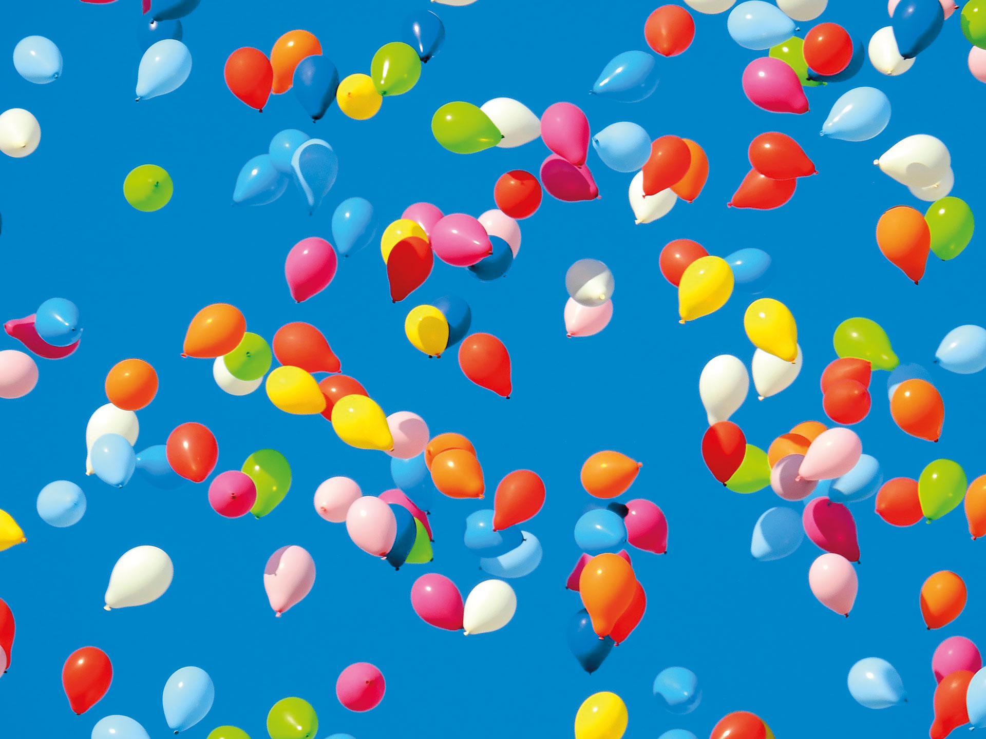 Luftballons ohne Aufdruck am Himmel