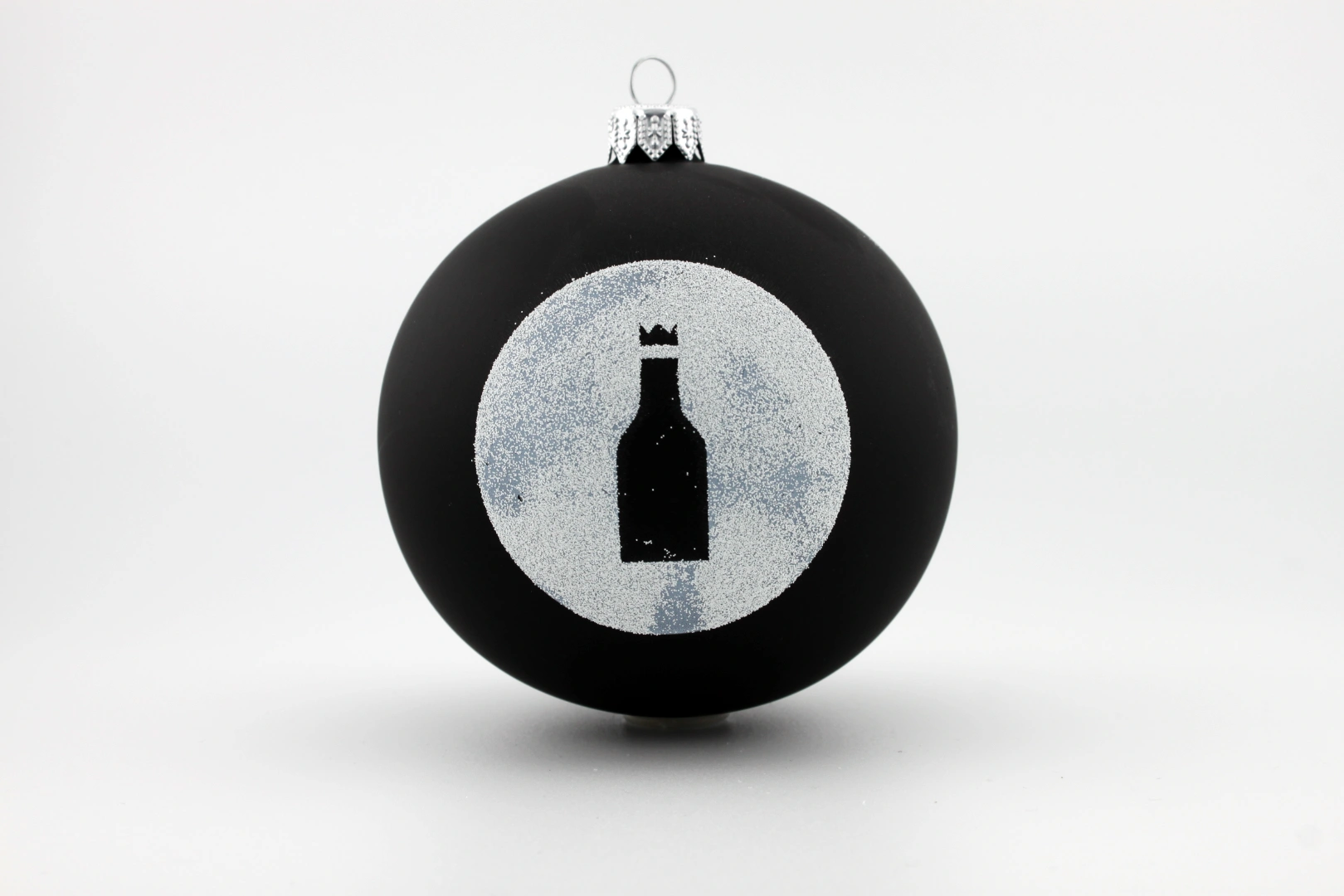 Bedruckte weihnachtskugeln “ schwarze Kugel mit weißer Flaschen-Silhouette