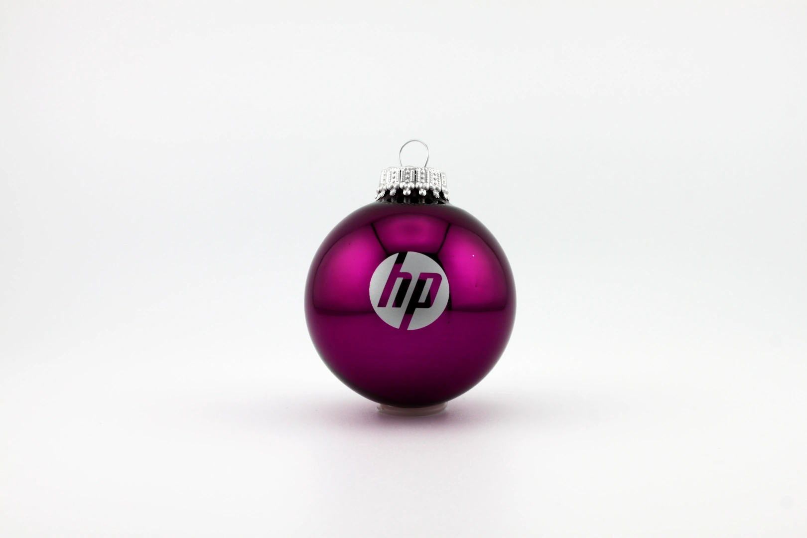 Weihnachtskugel mit logo “ violette Kugel mit HP-Logo