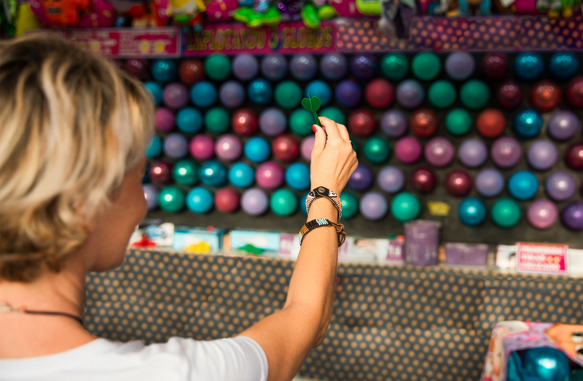 Frau vor Schießballonstand